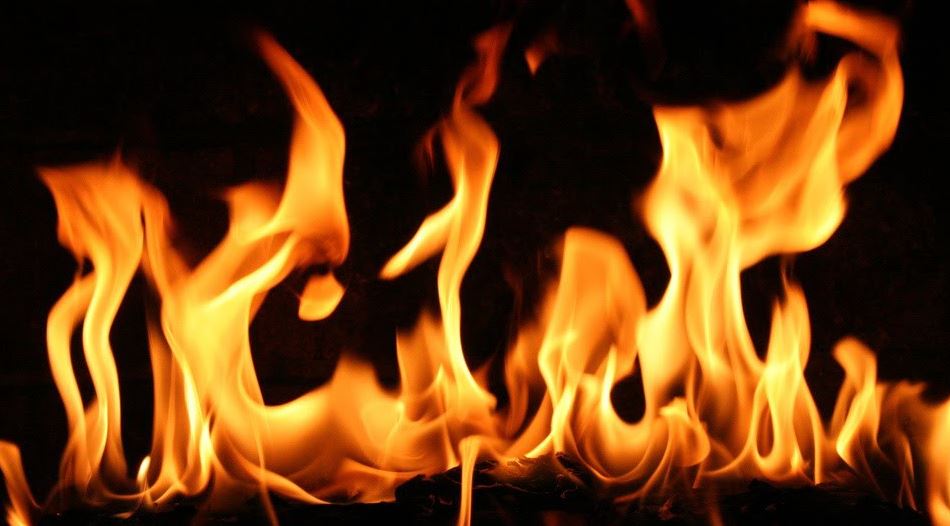गुडिरहेको बसमा एक्कासी आगलागी, यात्रु सुरक्षित