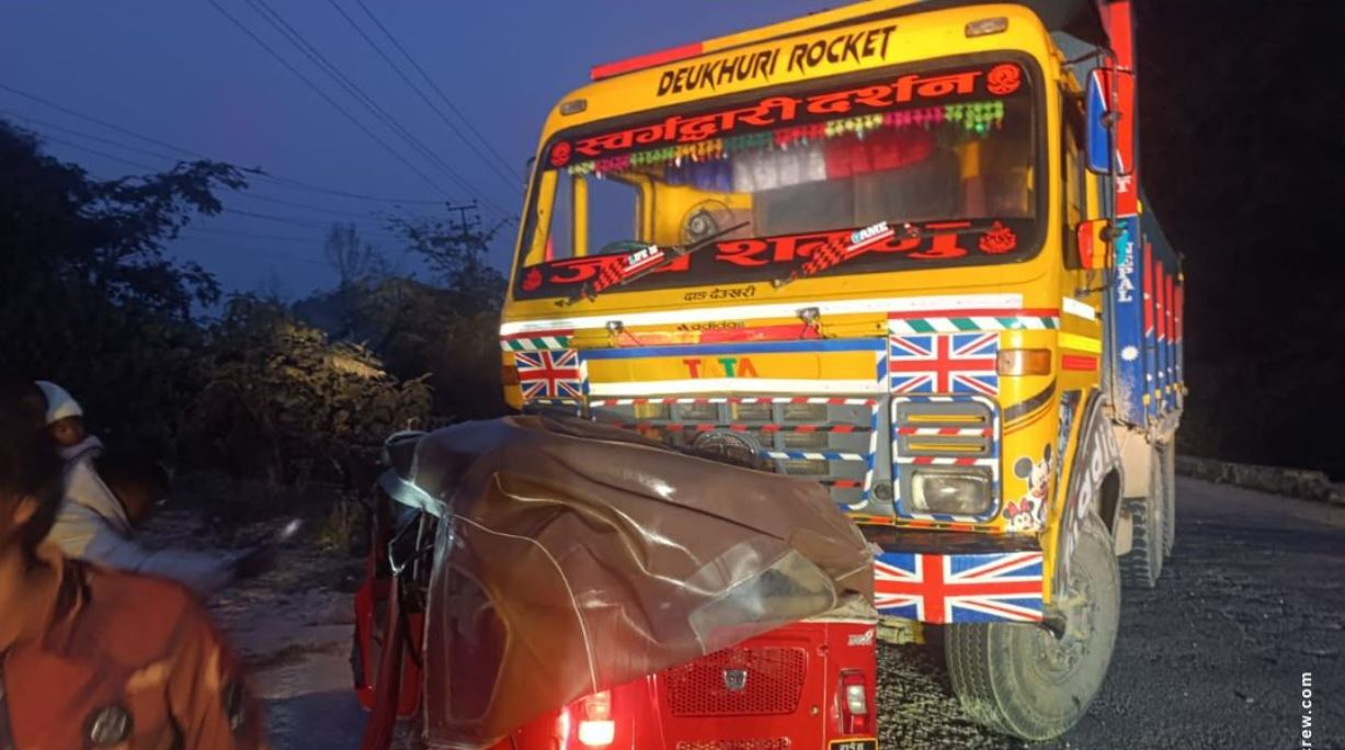 दाङमा ट्रिपर र अटो ठोक्कियो, अटो चालकको मृत्यु, चार विद्यार्थी घाइते