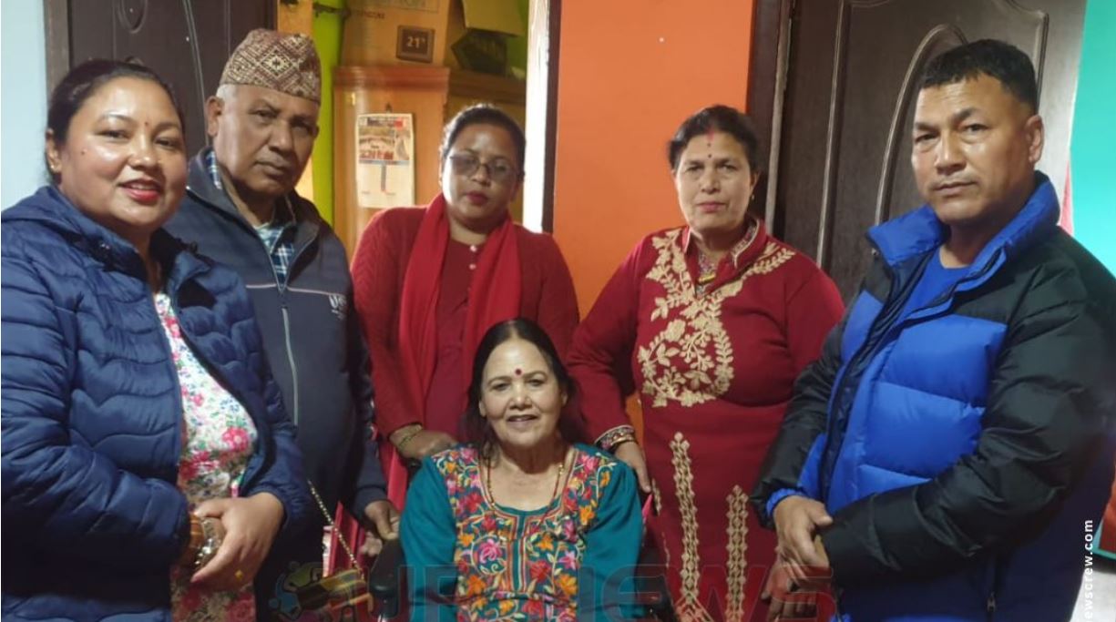 चन्द्रागिरि–७ को मानवीय पहल, अशक्त बिरामीलाई घरमै पुगेर ह्वीलचियर वितरण