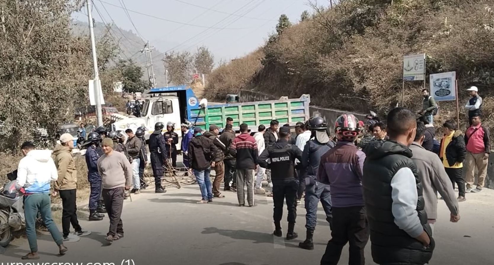 मन्थली अस्पताल क्षेत्रमा तनाव, १२ जनाको मृत्युपछि सडक अवरुद्ध, बस सेवा ठप्प