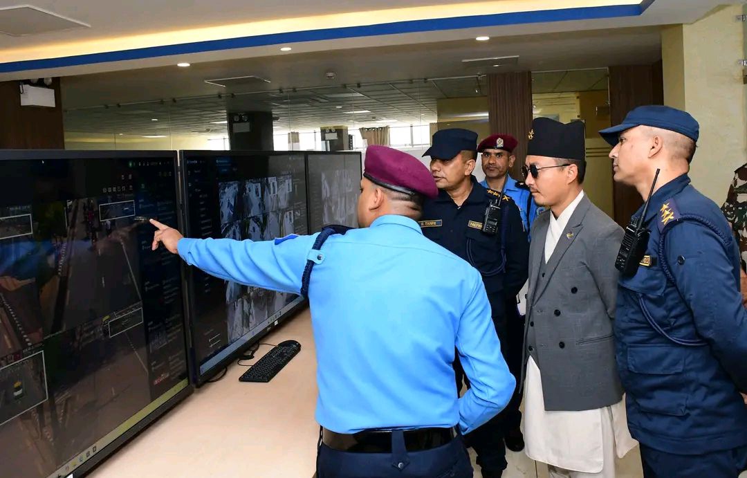 गृहमन्त्री सुधन गुरूङद्वारा काठमाडौं प्रहरी परिसरको निरीक्षण