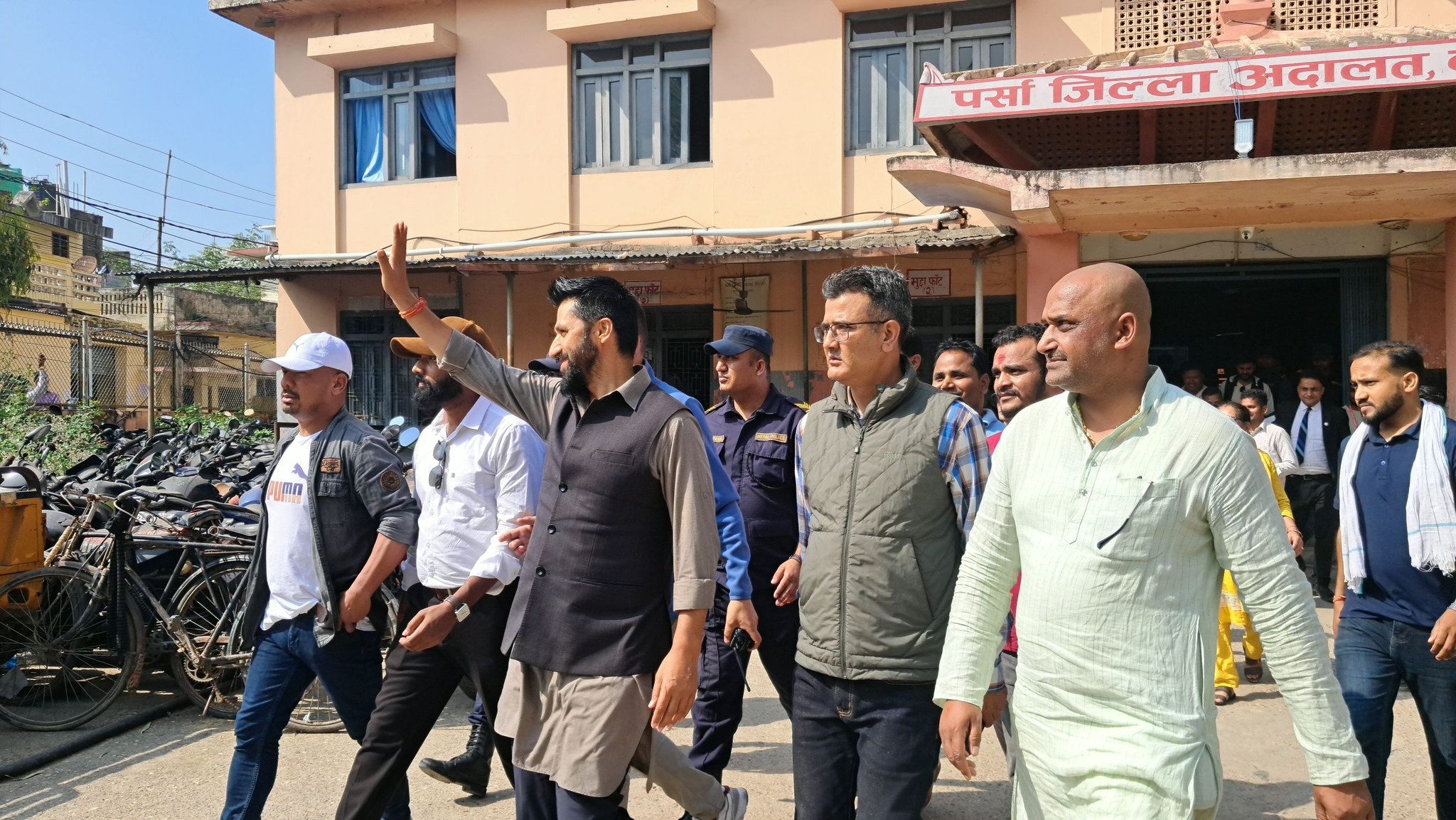 रवि लामिछानेले पर्सा जिल्ला अदालतमा तारेख बुझ्दै