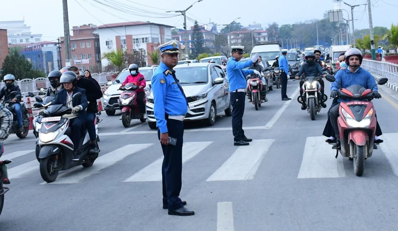 ट्राफिक प्रहरीको सरप्राइज चेकिङ, मापसे गरी सवारी चलाउने १२ जना चालक नियन्त्रणमा