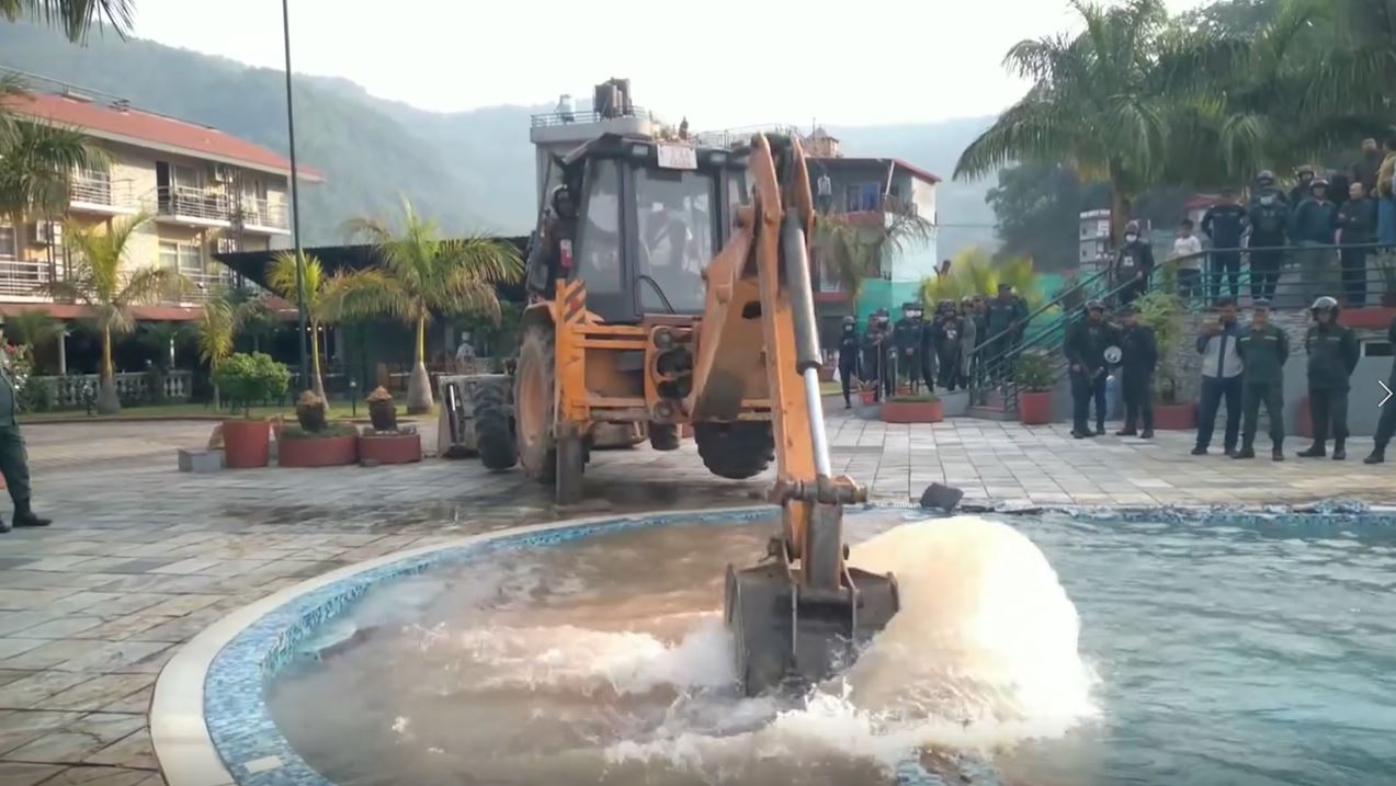 फेवातलाको मापदण्ड मिचेर बनेका संरचनामा पोखरा महानगरपालिकाकोे डोजर