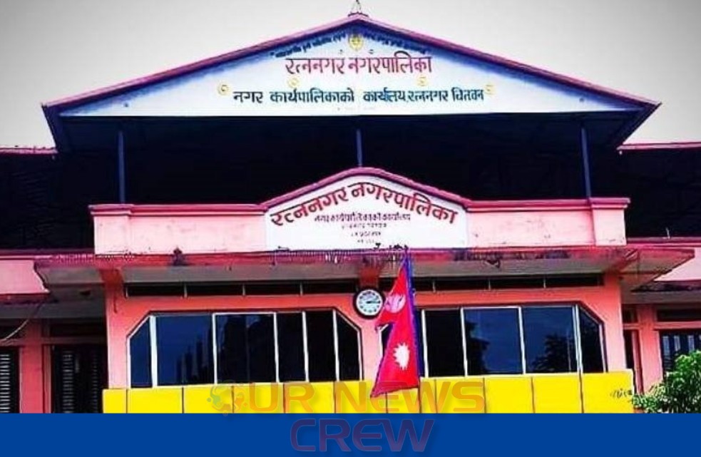 नगर प्रमुखको तलबबाट विपन्न परिवारको स्वास्थ्य बिमा