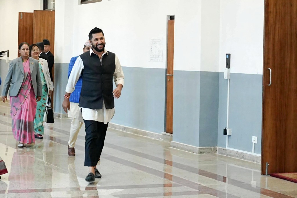 प्रधानमन्त्री संसद्मा नआएकै कारण आफू दबाबमा नभएको रवि लामिछानेको दाबी