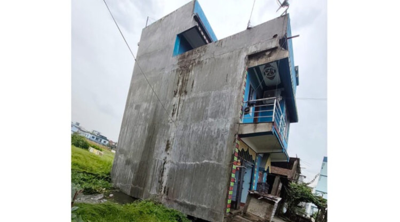 तीनतले घर जमीनमा धस्यो, परिवारलाई सुरक्षित स्थानमा सारियो