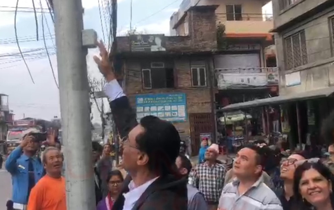 चन्द्रागिरिमा पहिलो ट्राफिक लाइट संचालन, मेयर गिरी भन्छन्, थप लाइट जडान गर्न दुई करोड विनियोजन