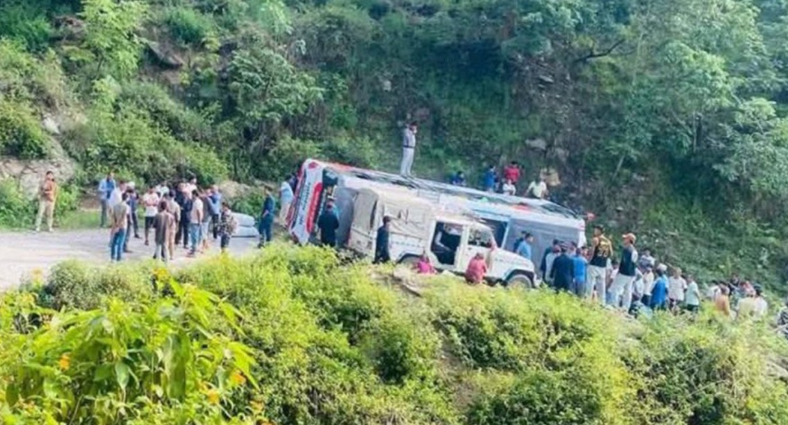 ब्रेकमा समस्या आएपछि यात्रुबाहक बस दुर्घटना, २४ जना घाइते