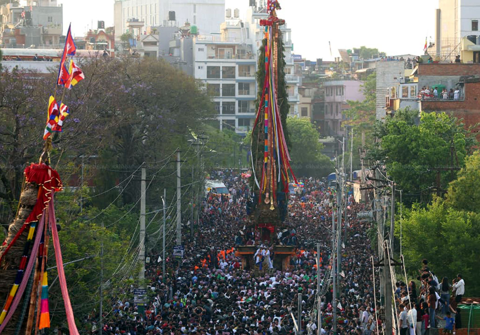 चन्द्रागिरि नगरबाट मच्छिन्द्रनाथको रथ तान्न जाँदै
