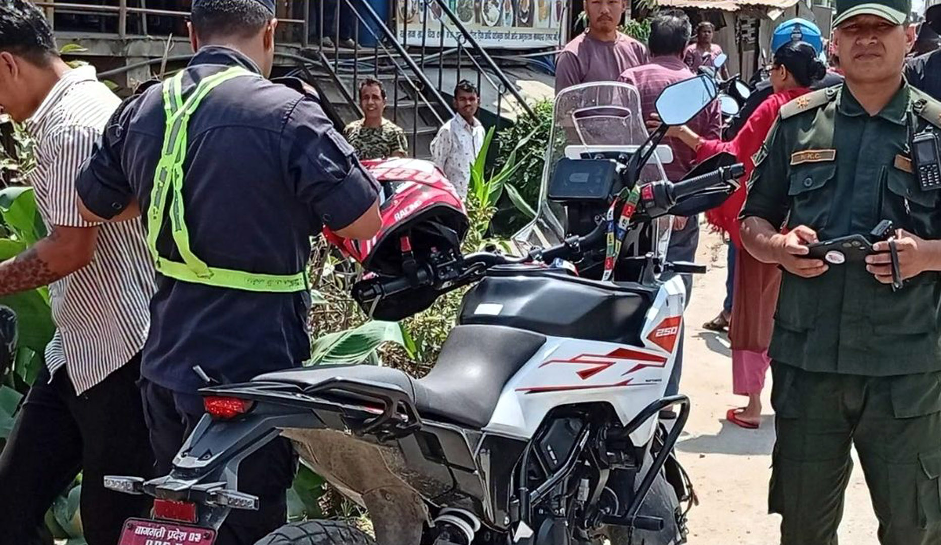 चन्द्रागिरिको गुर्जुधारामा मोटरसाइकल खोलामा खस्यो, घाइतेको उद्धार