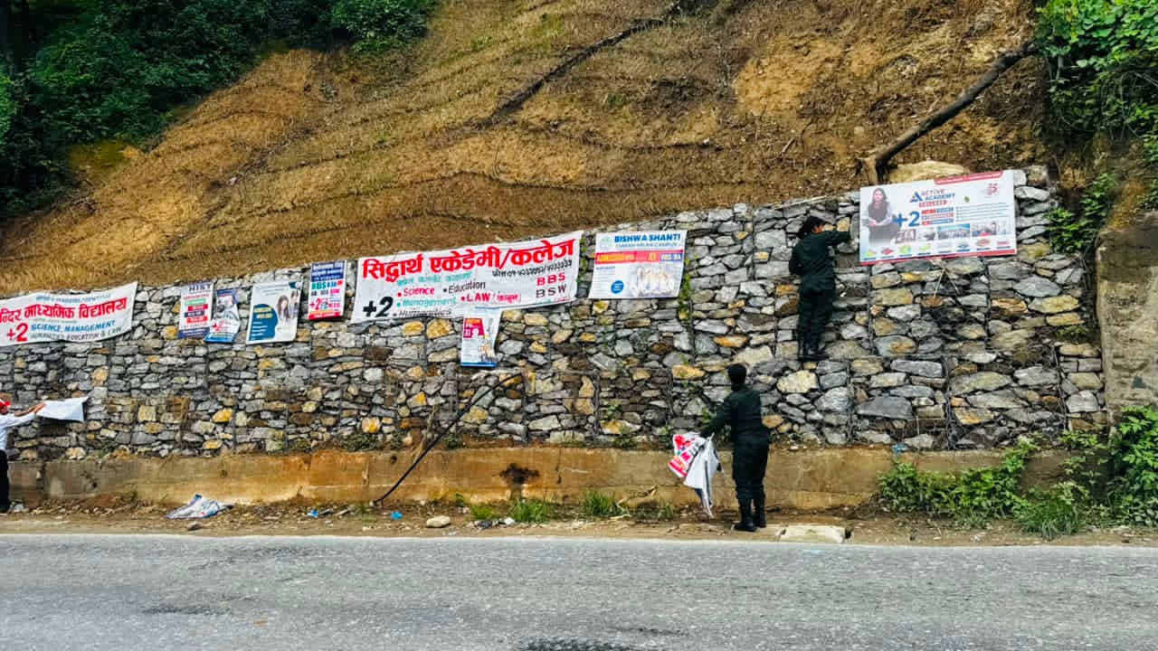 चन्द्रागिरिको नागढुंगामा अव्यवस्थित होर्डिङ बोर्ड हटाउने अभियान सुरु