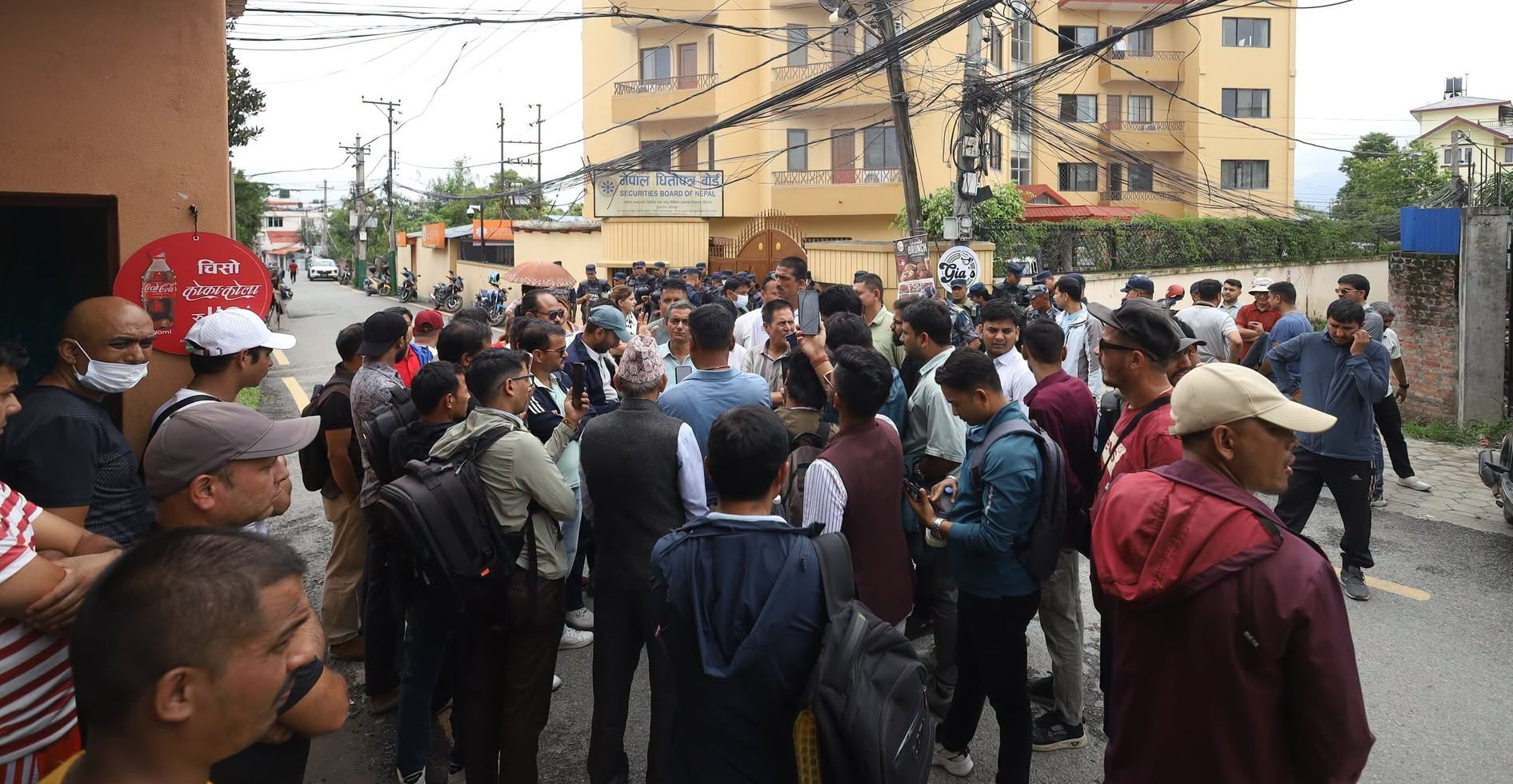 सेबोन कार्यालयमा लगानीकर्ताको घेराउ, सुधारका माग राख्दै प्रदर्शन