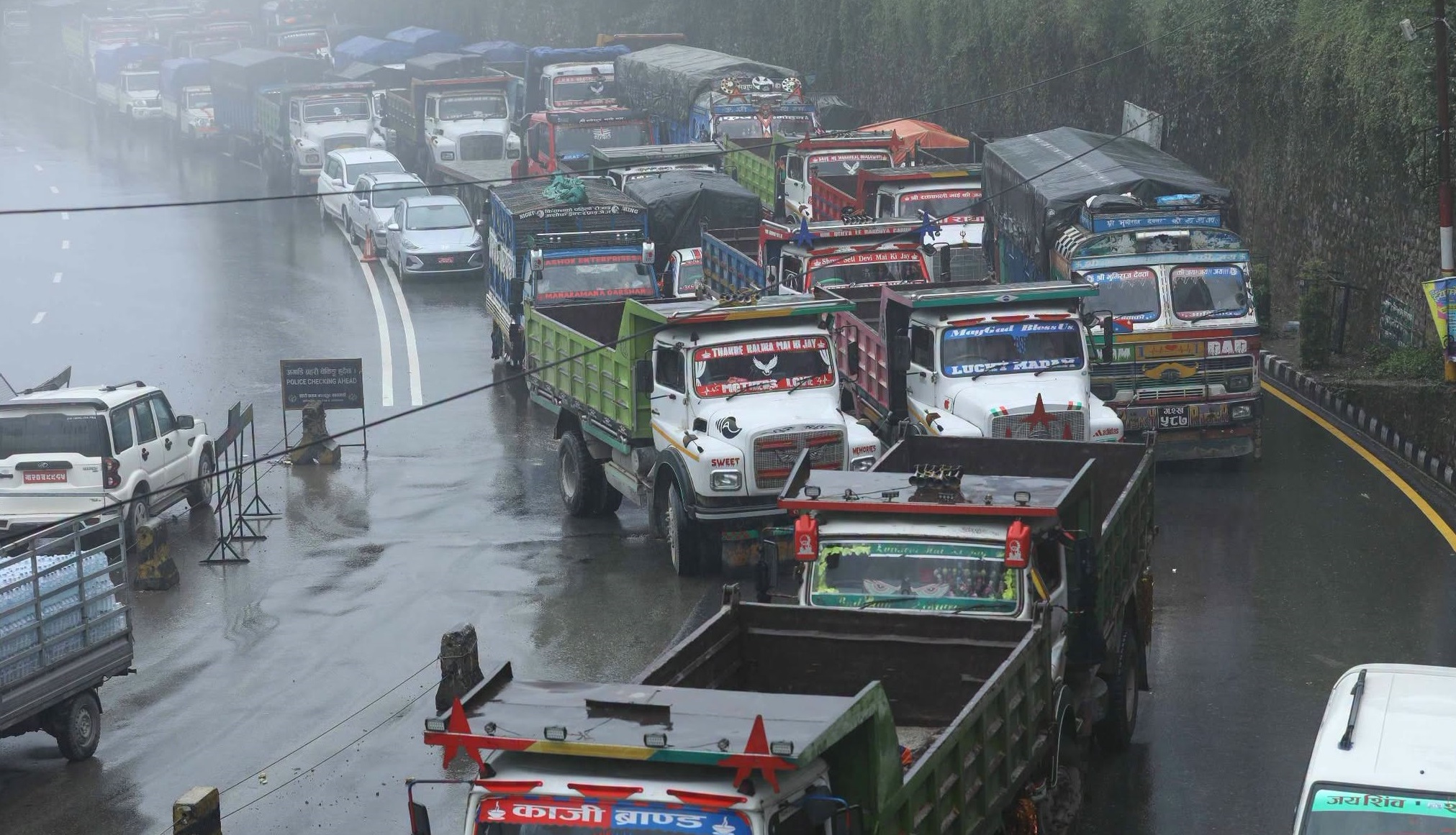नागढुंगा चेकपोस्ट क्षेत्रमा सडक चर्किएपछि स्थानीय चिन्तित