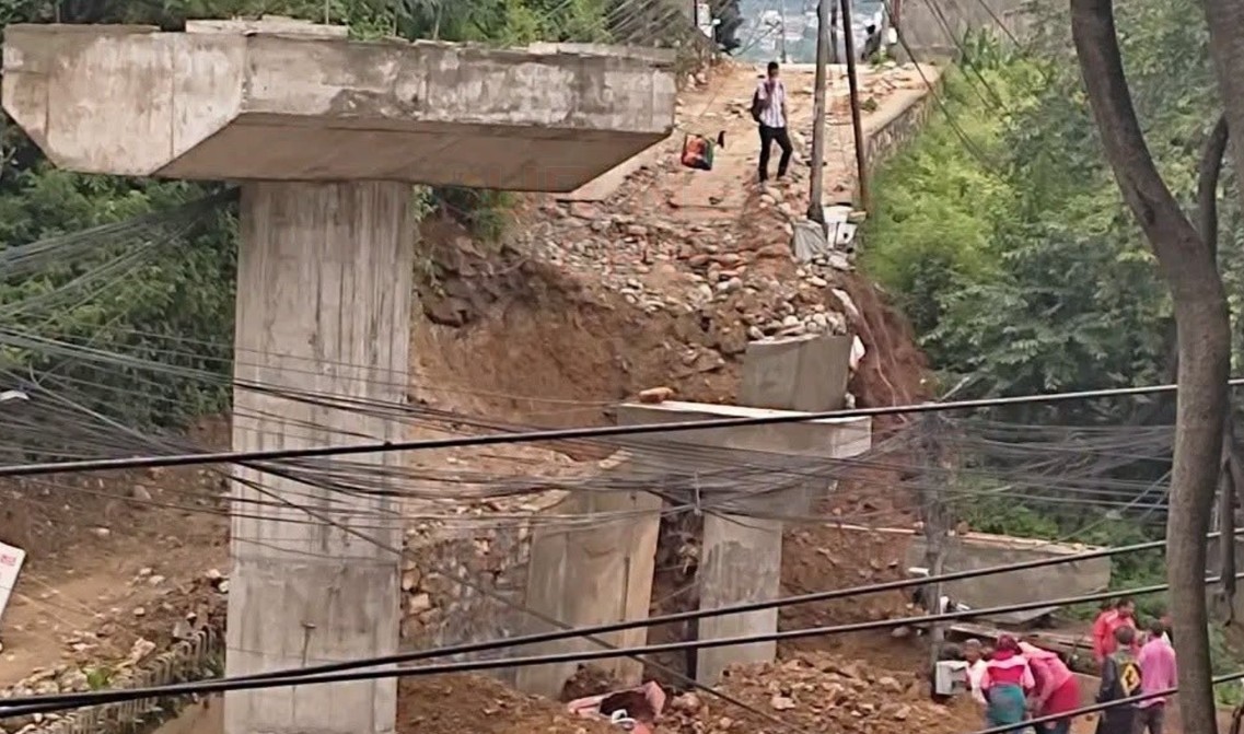 चन्द्रागिरिको नैकापमा सडक भासियो, आवतजावत प्रभावित