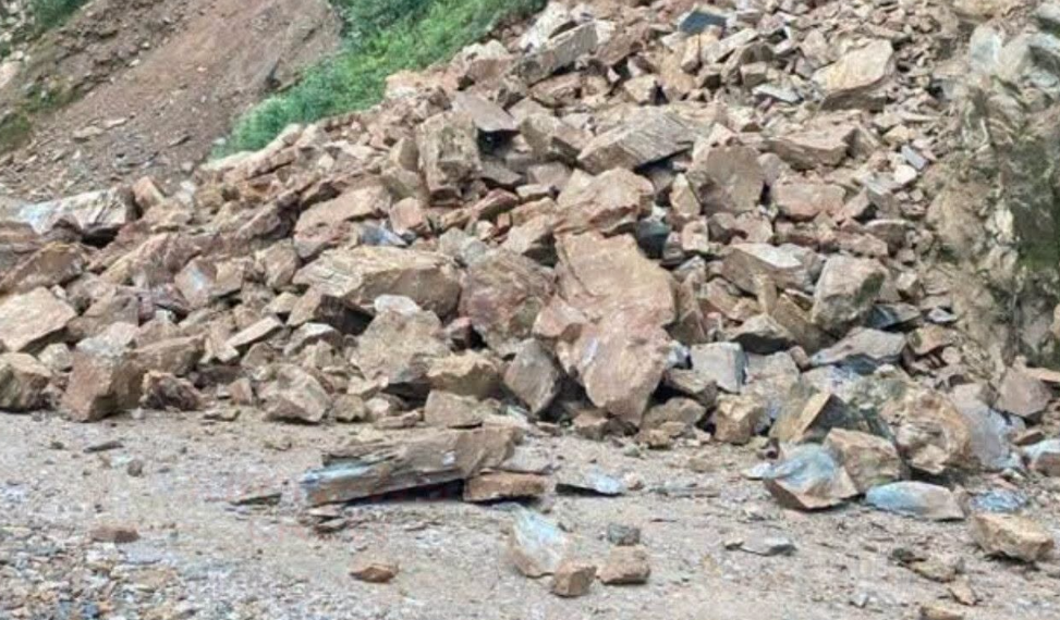 थानकोट–चित्लाङ सडकखण्डमा पहिरो, सडक अवरुद्ध