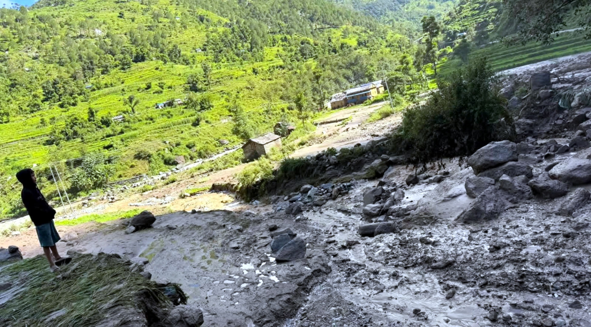 अविरल वर्षासँगै बाजुराको सेलाघाट बस्ती जोखिममा, १३ परिवार विस्थापित