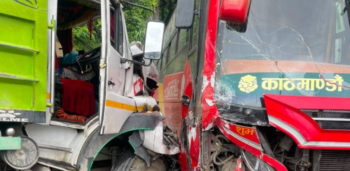 चन्द्रागिरिको पिपलामोडमा बस र ट्रिपर ठोक्किँदा दुई चालक घाइते
