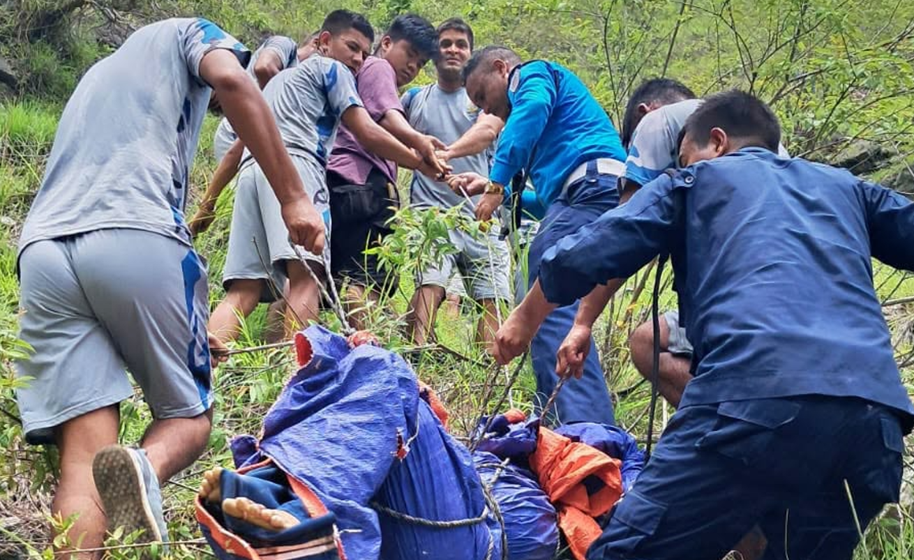 कर्णाली नदीमा यात्रुबाहक बस खस्यो, एक जनाको शव भेटियो