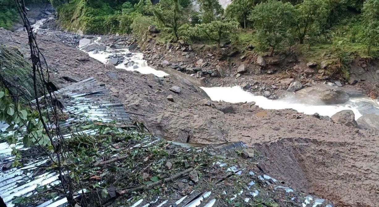 दोलखाको सिर्पिङ खोला ड्याम क्षेत्रमा पहिरो, एक बृद्ध सम्पर्कविहीन, चार जनाको उद्धार