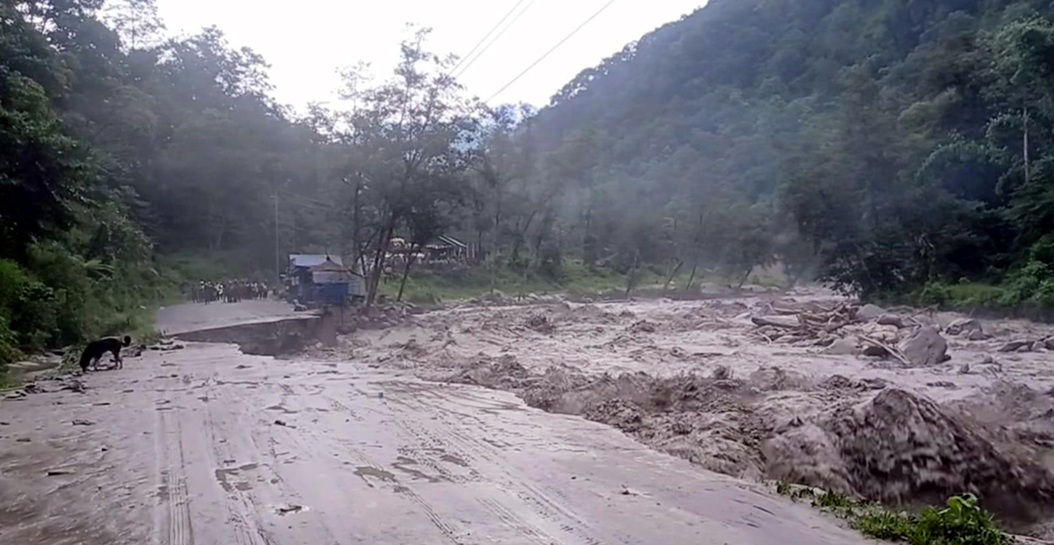 बाढीले सडक बगाउँदा घान्द्रुकमा पर्यटक अलपत्र