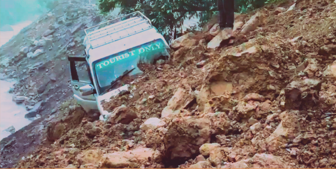 ढोरपाटन जाँदै गरेको गाडी पहिरोमा पुरियो