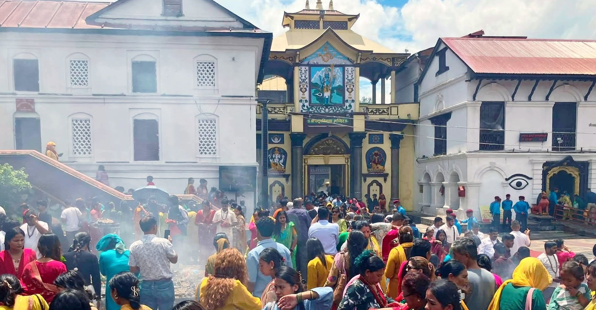 आज साउनको पहिलो सोमबार, पशुपतिदेखि चन्द्रागिरिका शिव मन्दिरमा भक्तजनको घुइँचो