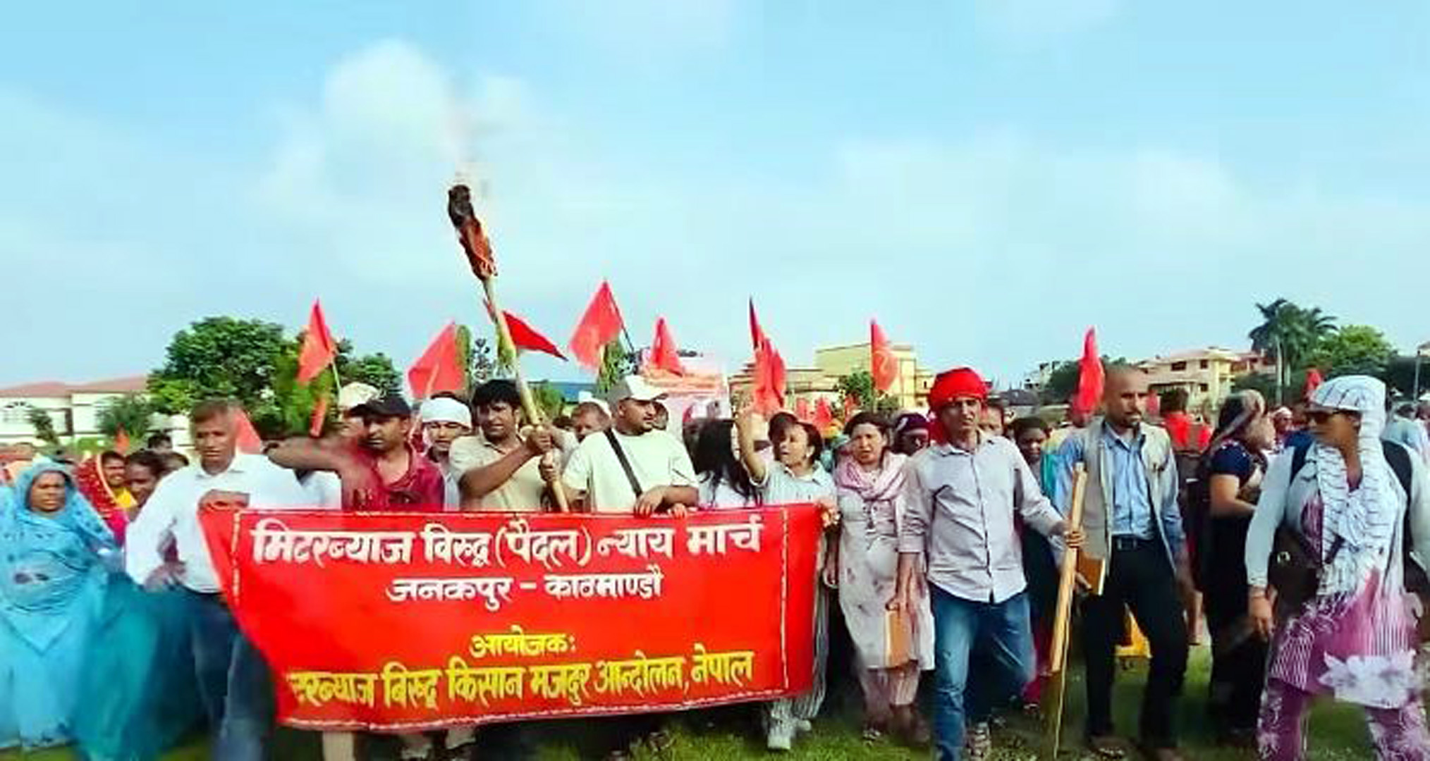 जनकपुरबाट पैदल हिँडेका मिटरब्याज पीडित सर्लाहीमा, गन्तव्य काठमाडौं