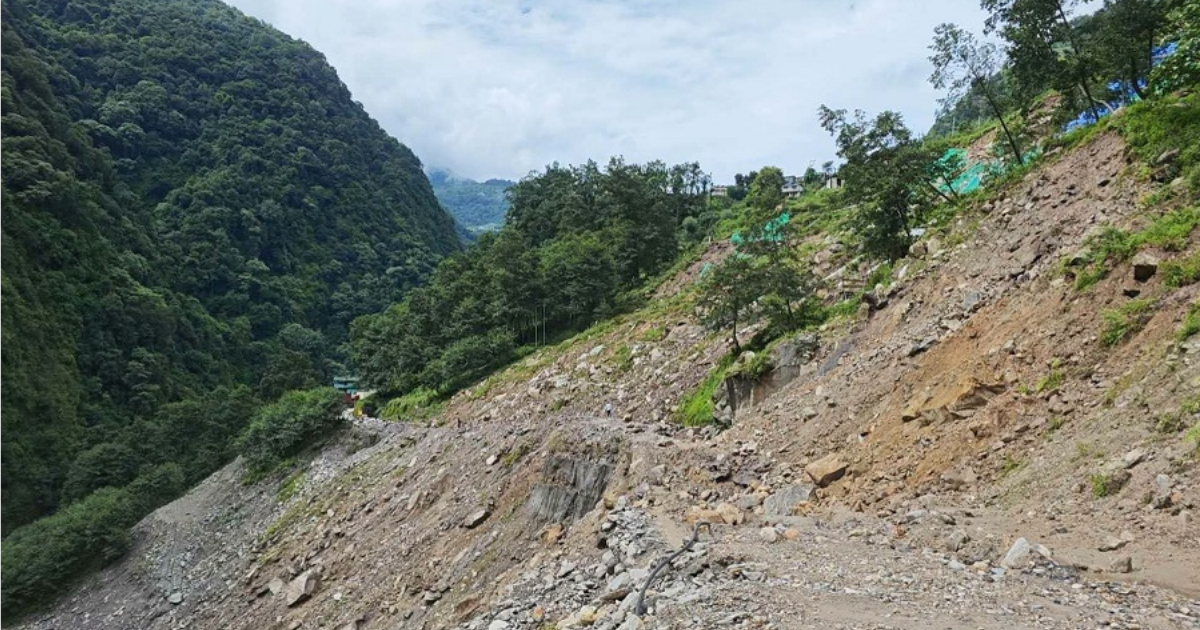 पहिरोले थलियो तातोपानी नाका, आयात ठप्प हुँदा व्यवसायी समस्यामा