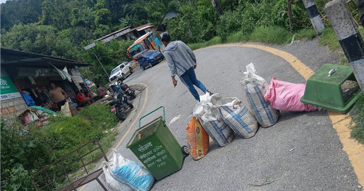 ईभी दुर्घटनापछि पासाङ ल्हामु राजमार्ग अवरुद्ध