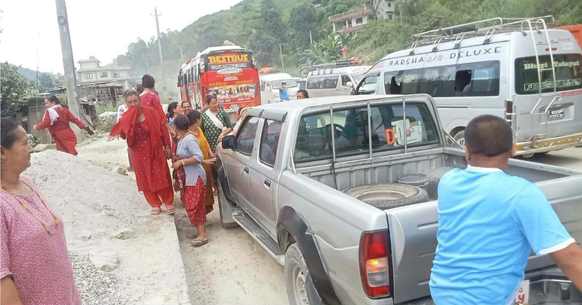 धुलो र कालोपत्रेको माग गर्दै धादिङको थाक्रेमा पृथ्वीराजमार्ग अवरुद्ध