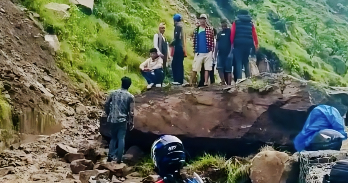 चौखोलामा पहिरोले कर्णाली राजमार्ग अवरुद्ध, सयौँ यात्रु अलपत्र