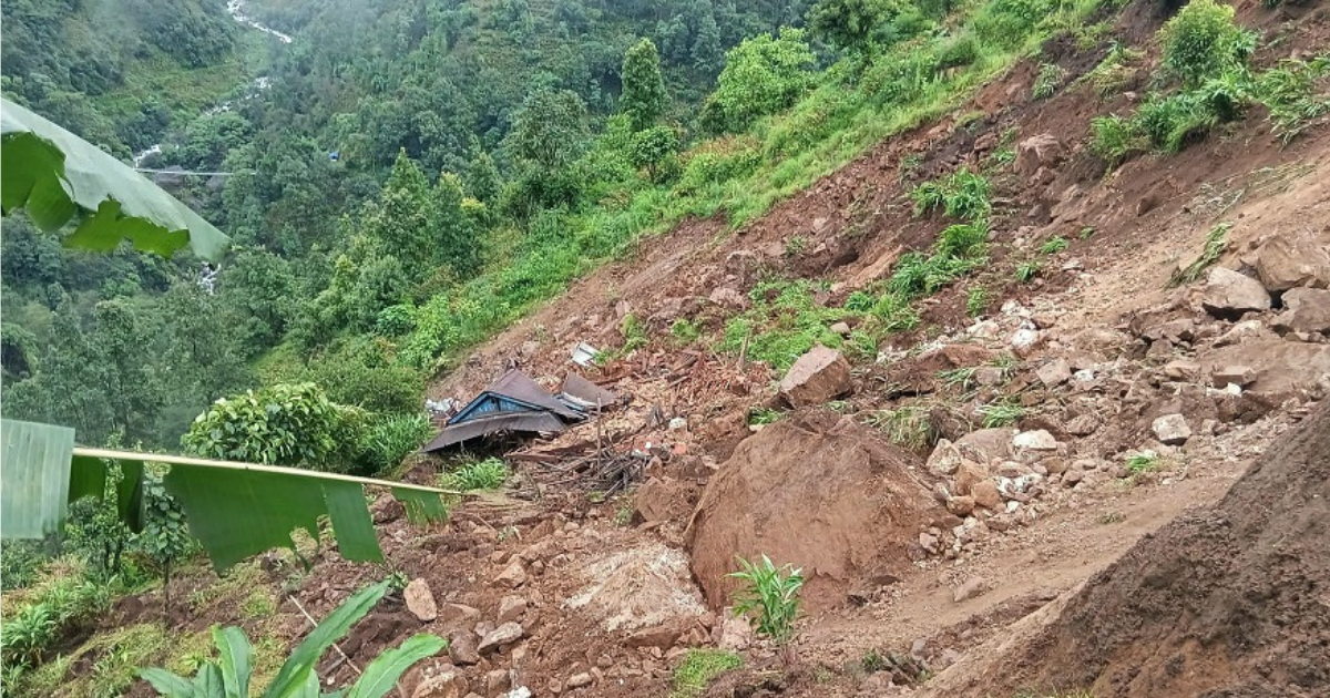 ताप्लेजुङमा पहिरोको वितण्डा, दुई घरमा क्षति र लाखौँको धनमाल नोक्सान