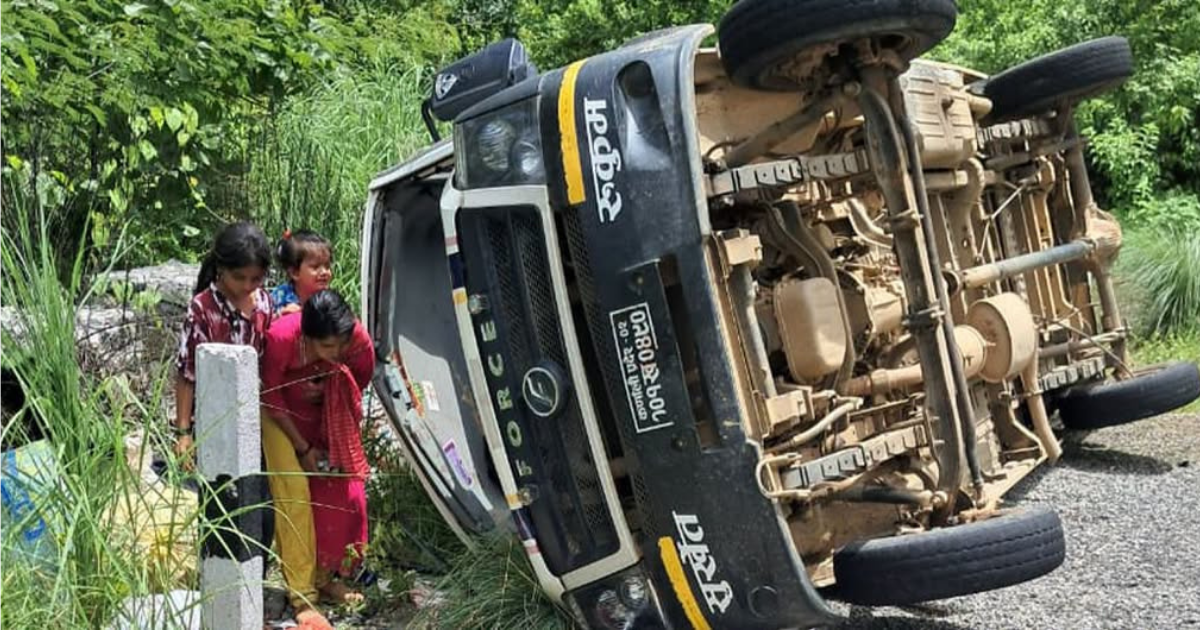 सुर्खेतमा फोर्स गाडी दुर्घटना, १९ जना घाइते; तीन जनाको अवस्था गम्भीर