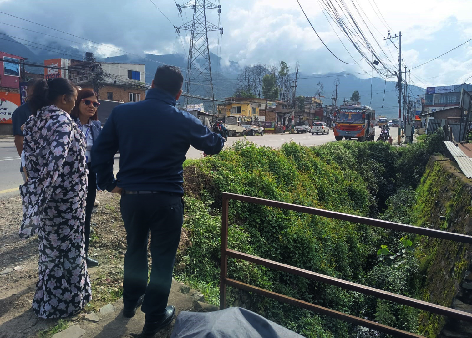 चन्द्रागिरिको सतुंगलस्थित खाल्डोले बढायो दुर्घटनाको जोखिम, उपप्रमुख श्रेष्ठद्वारा अनुगमन