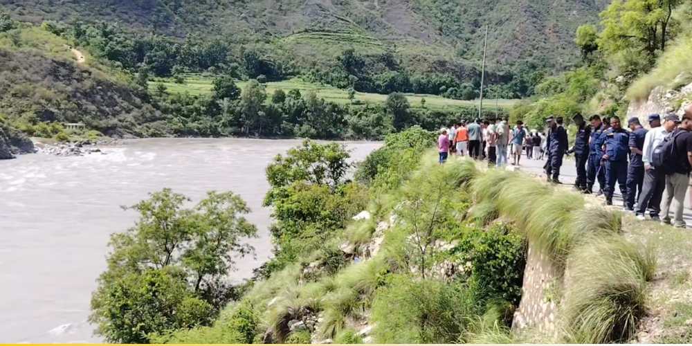 भेरी नदीमा जिप खस्दा दुई जना बेपत्ता, दुई जनाको पहिचान खुल्यो