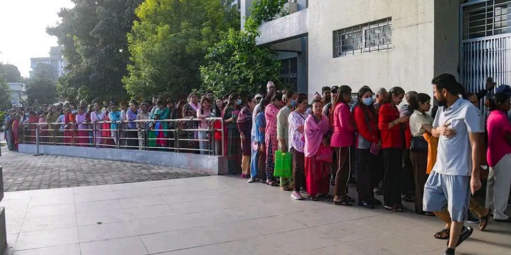 सिभिल अस्पतालमा टिकट लिन सेवाग्राहीको लामो लाइन