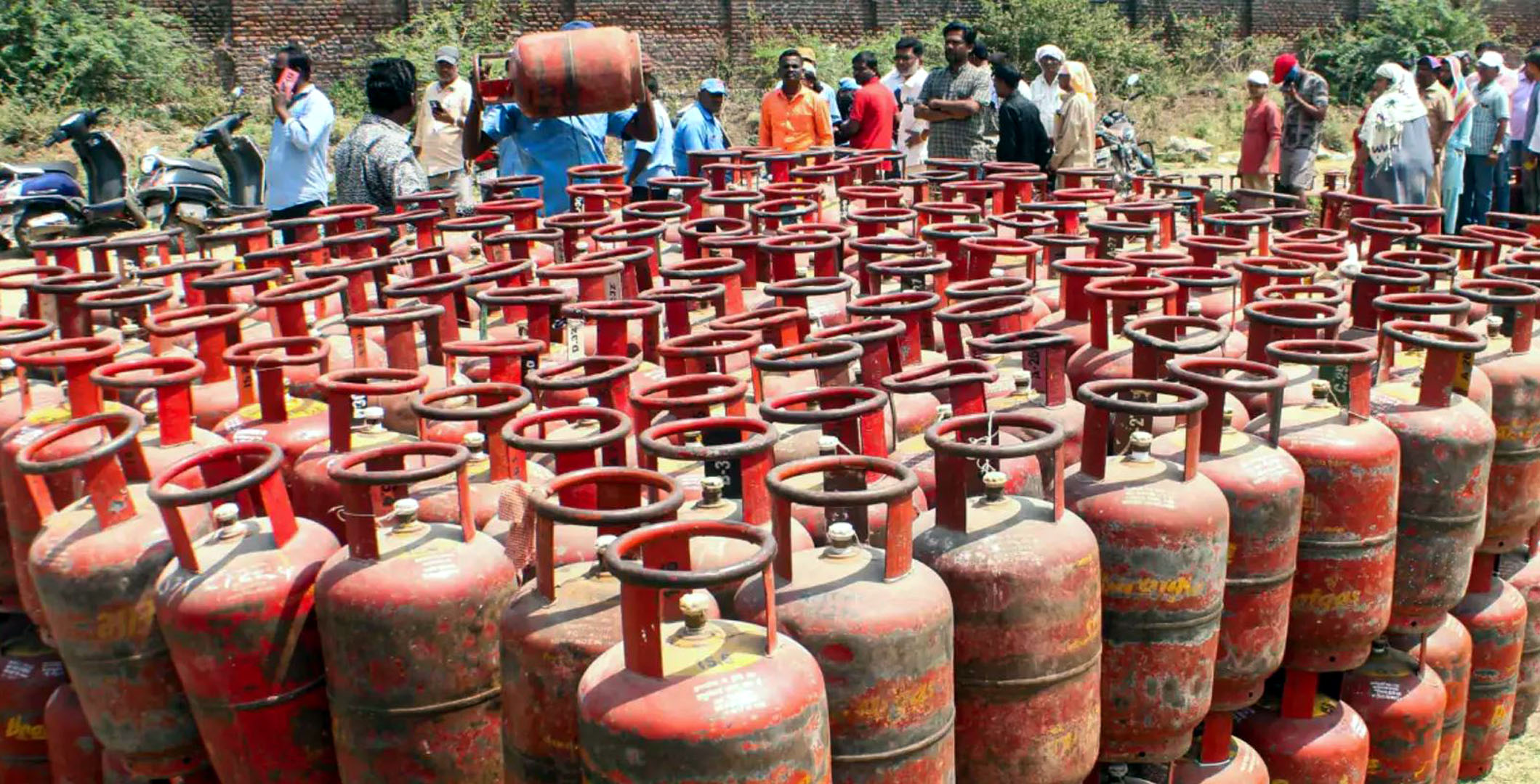 ग्यास आपूर्ति सहज बनाउन सरकारको पहल, बजार अनुगमन तीव्र, कालोबजारी गर्नेलाई कारबाही
