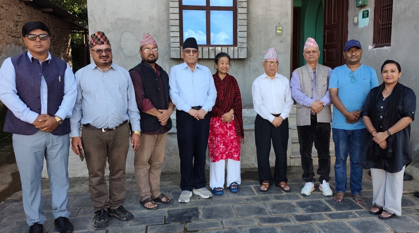 रमा आलेमगरको स्वास्थ्य अवस्थाबारे जानकारी लिन प्रचण्ड र माधव नेपाल आले निवास चन्द्रागिरिमा