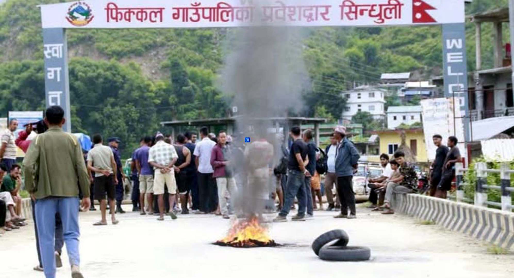 सुनकोसी दुर्घटनाः खोजी जारी, मध्यपहाडी लोकमार्ग अवरुद्ध