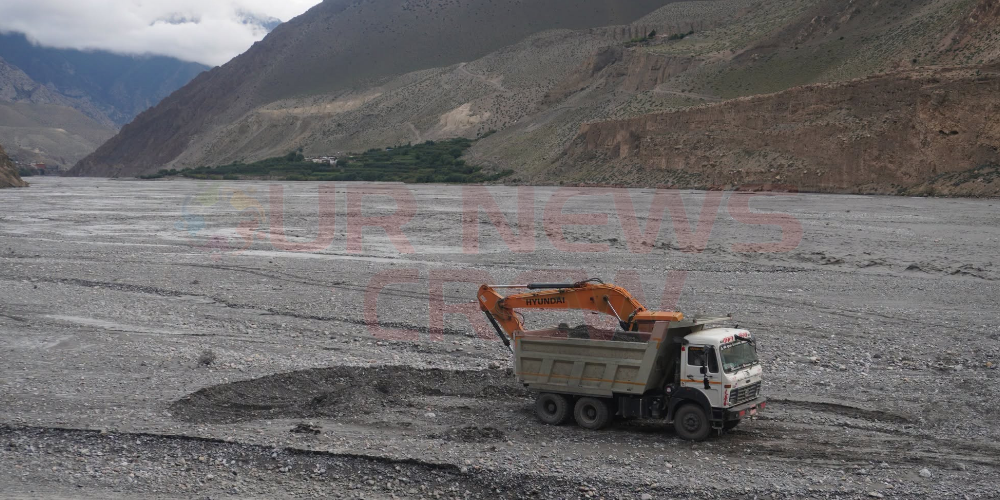 प्रतिबन्धकै बीच मुस्ताङको कालीगण्डकीमा बालुवा उत्खनन, सात ट्र्याक्टर नियन्त्रणमा