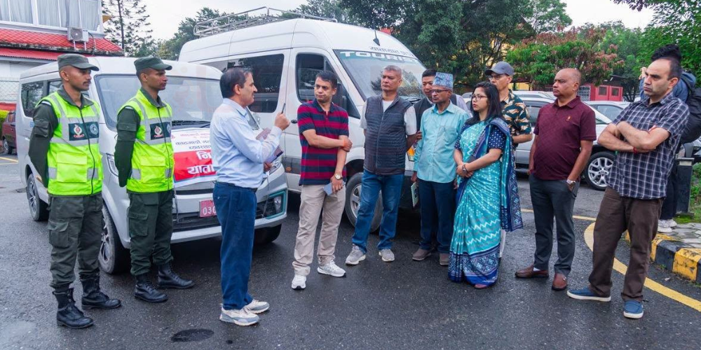 बाढीमा अलपत्र यात्रुको उद्धारमा काठमाडौं महानगर, निःशुल्क यातायात सुरु