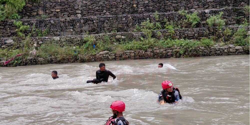 पोखराको विजयपुर खोलामा बगेर दुई बालक बेपत्ता, गोताखोरसहित खोजी जारी
