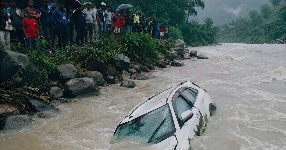 बसको ठक्करपछि सुनकोशीमा कार खस्यो, चार जना सवार