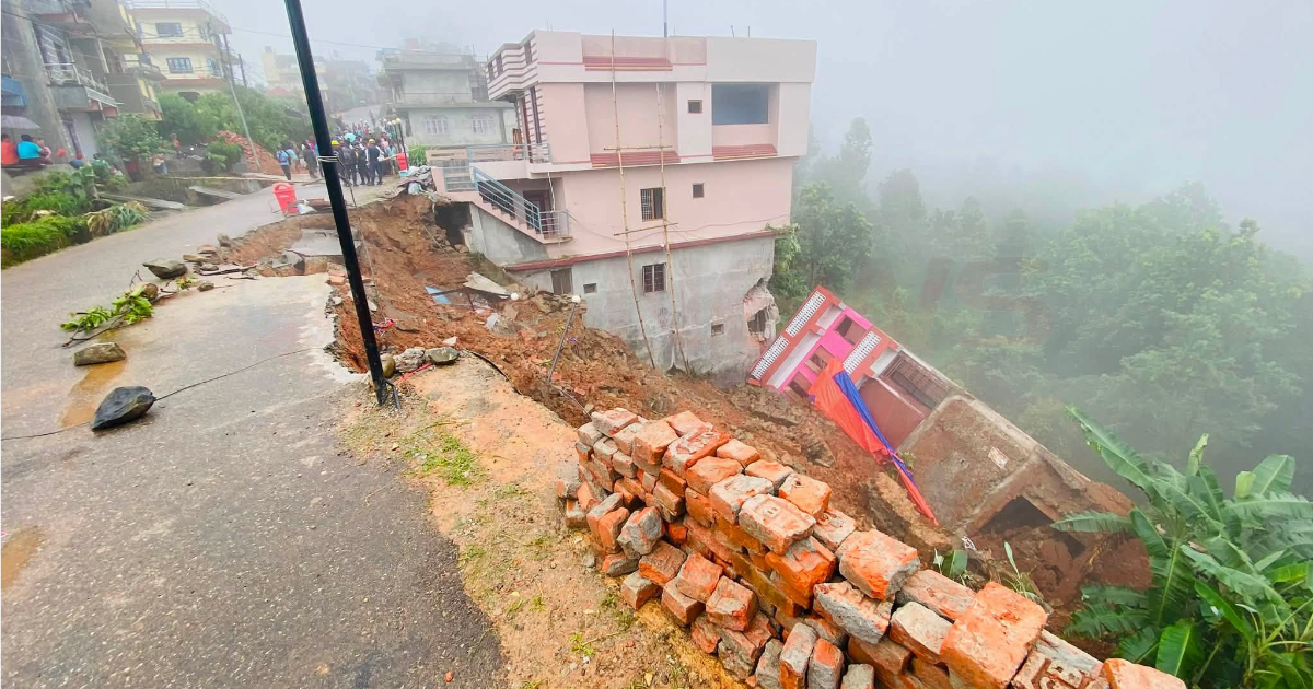 गोरखामा पहिरोले तीनतले घर पूर्ण रूपमा ध्वस्त, एक जना घाइते