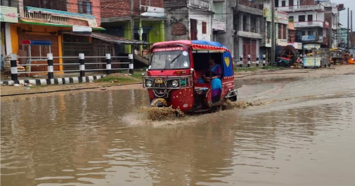 एकछिनको वर्षामै सिरहाको मुख्य सडक जलमग्न, ढल व्यवस्थापनको समस्या फेरि उजागर