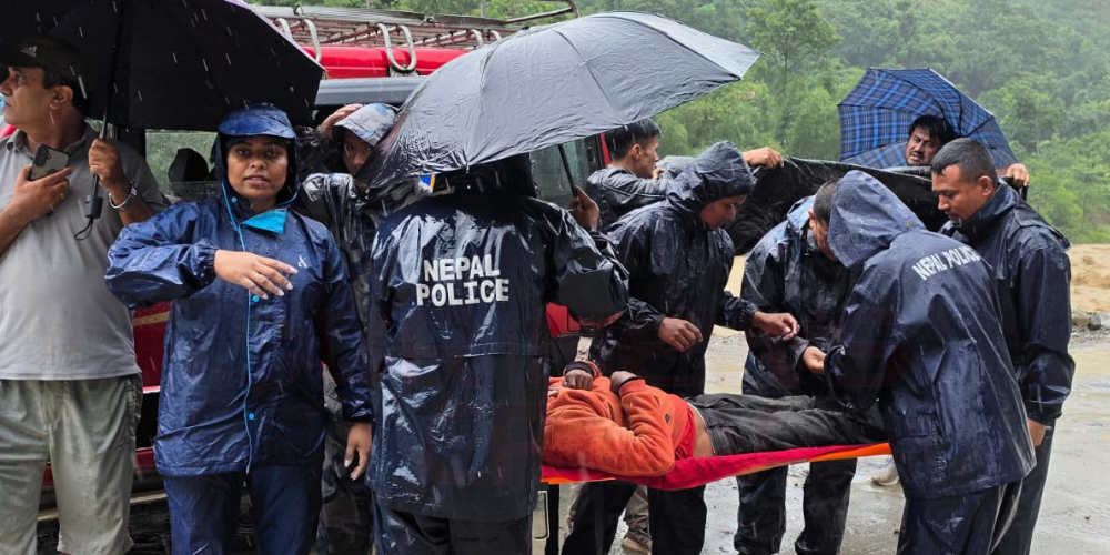बिपी राजमार्ग अवरुद्धको कारण बिच बाटोमा अलपत्र बिरामीको सुरक्षाकर्मीले गरे उद्धार