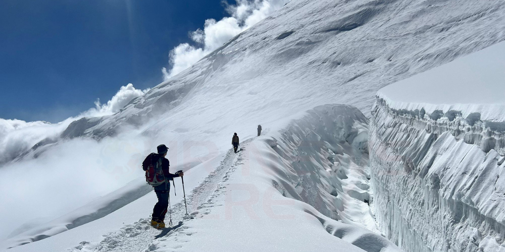 हिमलुङ हिमालमा हिमपहिरो : १४ नेपाली सम्पर्कविहीन, उद्धारमा खराब मौसम बाधक