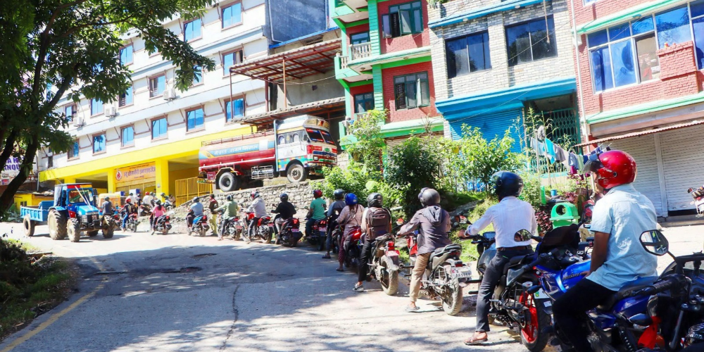मालढुंगा पुलमा क्षति पुगेपछि पेट्रोल पम्पमा सवारीको लाम