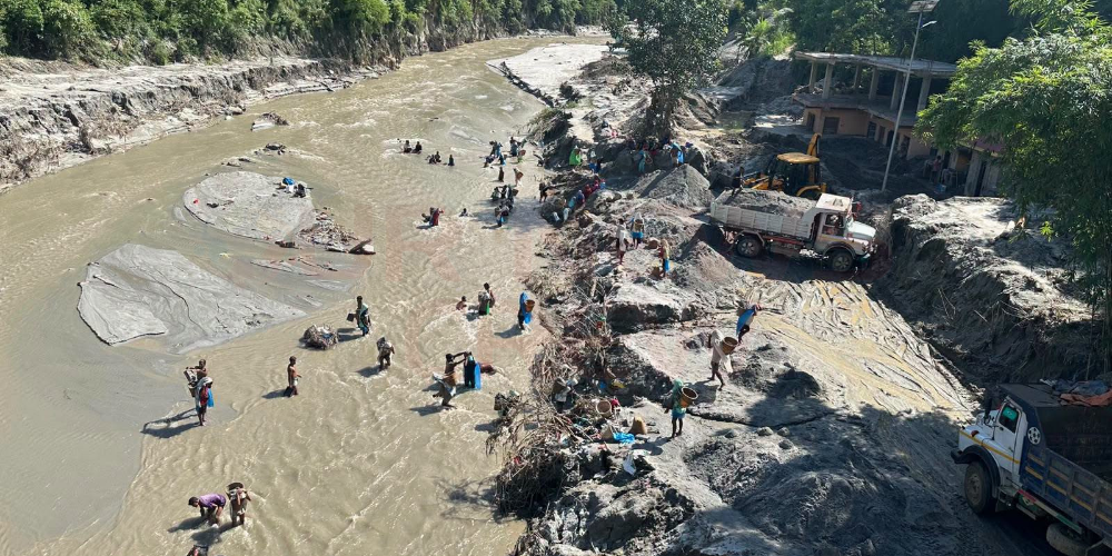 बाढीले थुपारेको बालुवा बन्यो मजदुरको आम्दानीको आधार